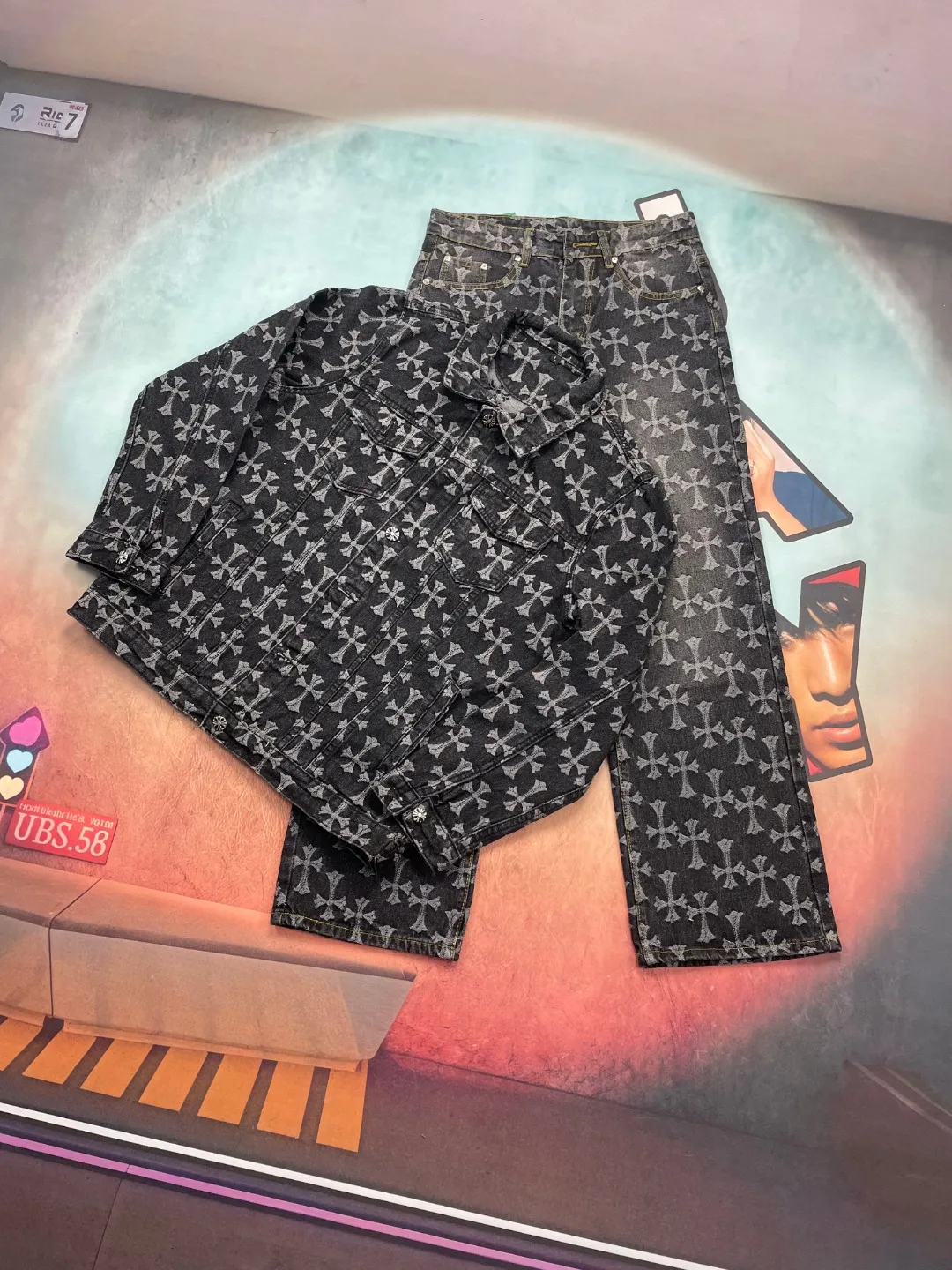 🅿️250 🔘Style No.-KL315 🔘Cro Heart𝐂𝐡𝐫𝐨𝐦𝐞 𝐇𝐞𝐚𝐫𝐭 CH All-over Printed Jacquard Bootcut Jeans* This new 2024 autumn cross-printed jeans continues the unique style of Croix Heart. The iconic cross is printed all over the design, which is eye-catching and unique, highlighting the brand's genes. Made of 100% denim cotton fabric with heavy thread count, it is stiff and stylish, maintaining a tough appearance while being soft and skin-friendly, breathable and comfortable, suitable for daily wear. The silver buckle design on the lapel adds a refined texture, and the custom hardware details are exquisite to enhance the overall style. The dark yellow cross logo is all over the body of the pants, which is generous and individual without being too exaggerated. Designed in the same style for couples, both men and women can easily wear it. Complete with three standards, it is different from the ordinary version, and the quality is guaranteed. Whether it is paired with a simple T-shirt to create a casual style, or combined with a personalized top to show a trendy feel, it can be perfectly adapted.  Size: S M L XL XXL (28.30.32.34.36) Color: Black